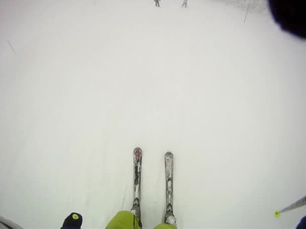 彼のヘルメットにカメラで下り坂のスキーヤー — ストック動画