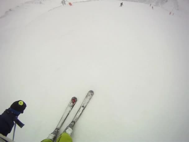 Skifahrer fährt mit Kamera am Helm bergab — Stockvideo