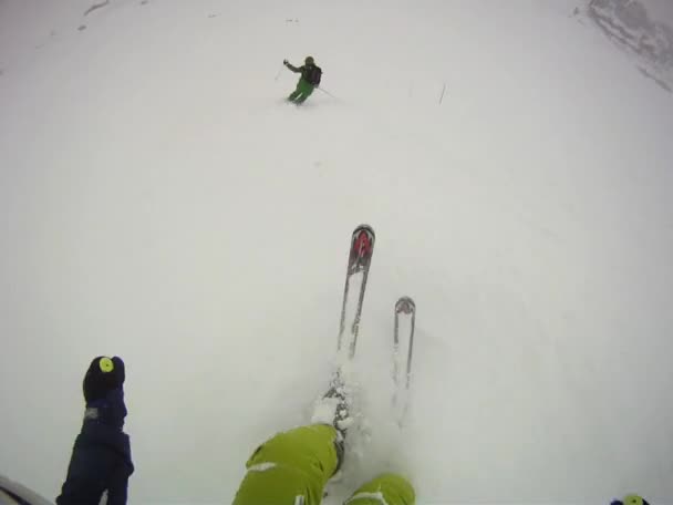 Лыжник спускается вниз с камерой на шлеме — стоковое видео
