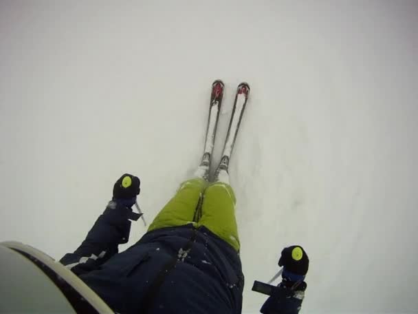 Skidåkare kommer neråt med kamera på hjälmen — Stockvideo