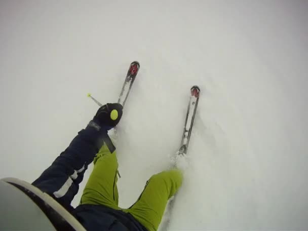 Skier going downhill  with camera on his helmet — Stock Video