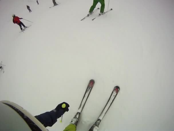 Skifahrer fährt mit Kamera am Helm bergab — Stockvideo