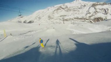 Fotoğraf makinesi ile onun kask yokuş kayakçı
