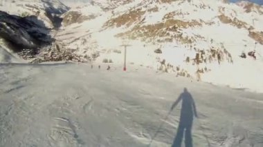 Fotoğraf makinesi ile onun kask yokuş kayakçı