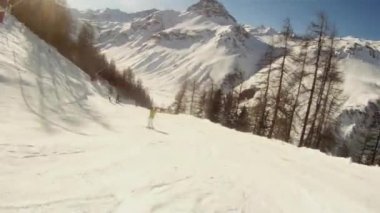 Fotoğraf makinesi ile onun kask yokuş kayakçı