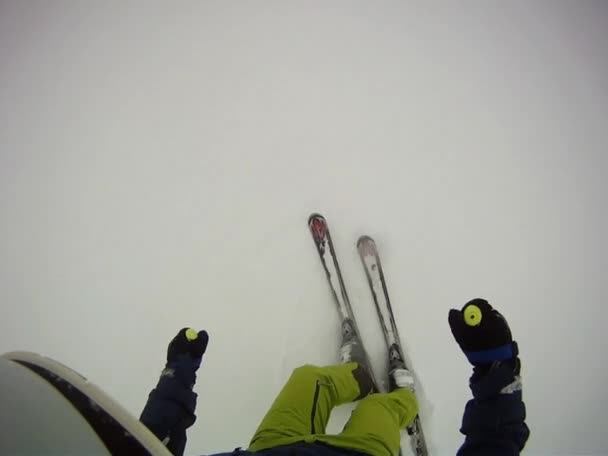 Skifahrer fährt mit Kamera am Helm bergab — Stockvideo