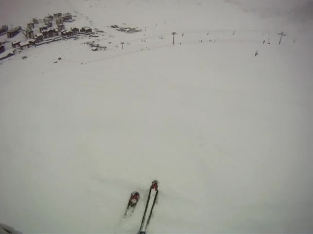 Skifahrer fährt mit Kamera am Helm bergab — Stockvideo