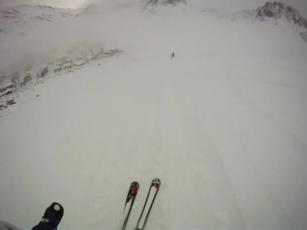 Esqui descendo com câmera em seu capacete — Vídeo de Stock