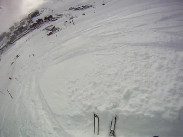 Skiër bergafwaarts met de camera op zijn helm — Stockvideo