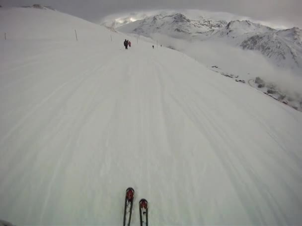 彼のヘルメットにカメラで下り坂のスキーヤー — ストック動画