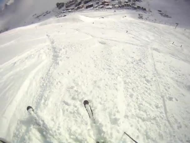 Skiër bergafwaarts met de camera op zijn helm — Stockvideo