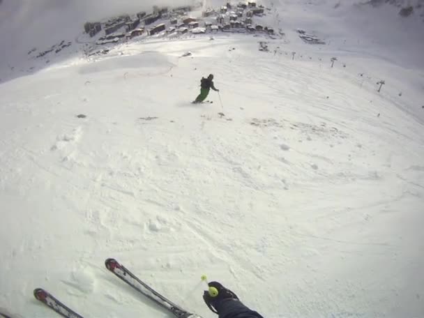 Skifahrer fährt mit Kamera am Helm bergab — Stockvideo