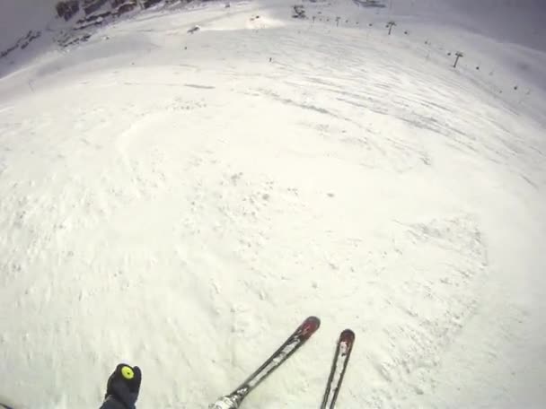 Lyžař jede z kopce s kamerou na helmě — Stock video