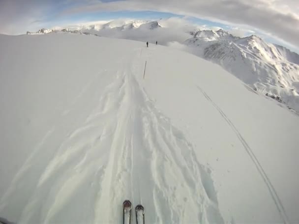 Skifahrer fährt mit Kamera am Helm bergab — Stockvideo