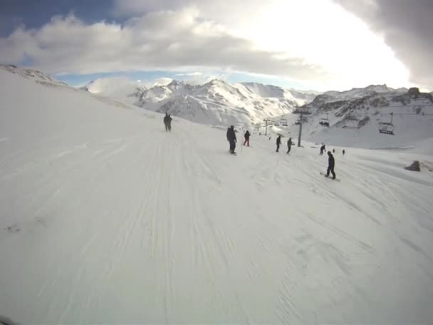 Sciatore in discesa con macchina fotografica sul casco — Video Stock