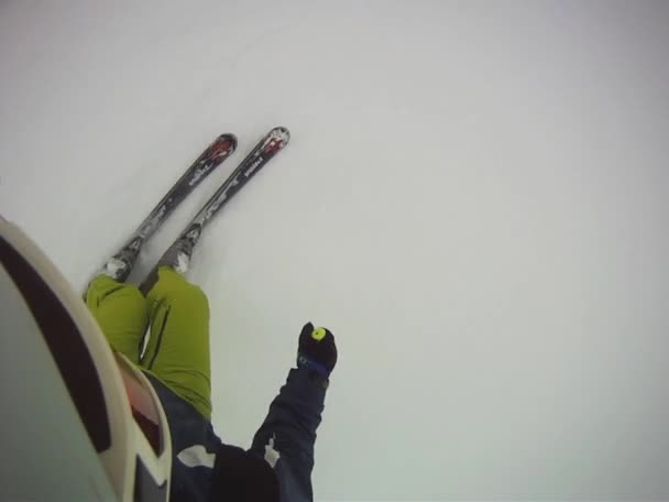 Skiër bergafwaarts met de camera op zijn helm — Stockvideo