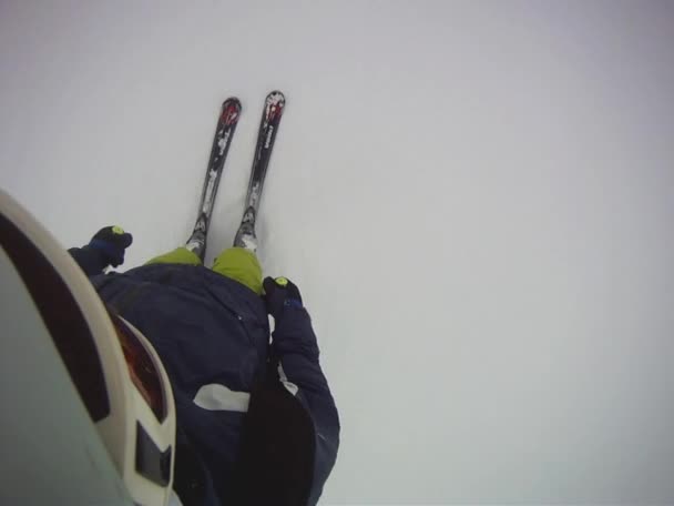 Skidåkare kommer neråt med kamera på hjälmen — Stockvideo