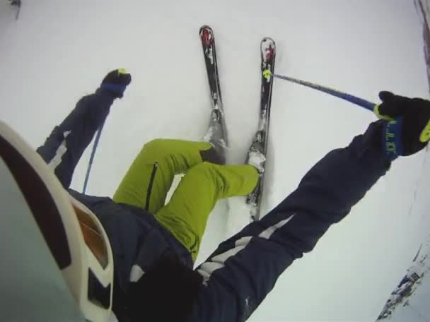 Skifahrer fährt mit Kamera am Helm bergab — Stockvideo