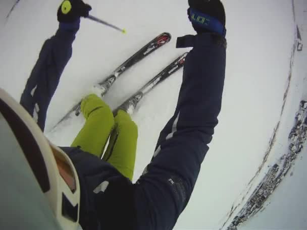 Fotoğraf makinesi ile onun kask yokuş kayakçı — Stok video