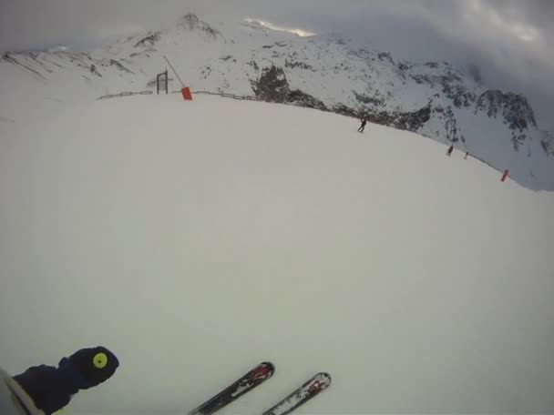 Skieur descendant avec caméra sur son casque — Video