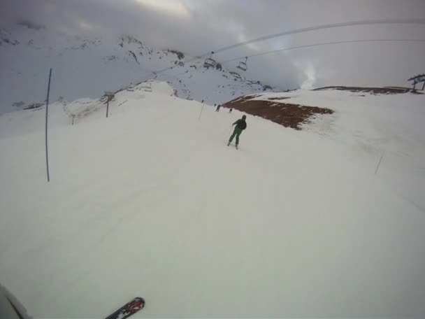 Лыжник спускается вниз с камерой на шлеме — стоковое видео