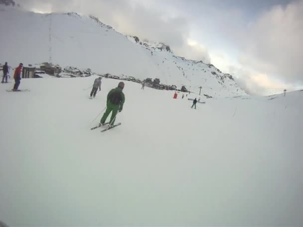Esquiador va cuesta abajo con la cámara en su casco — Vídeo de stock