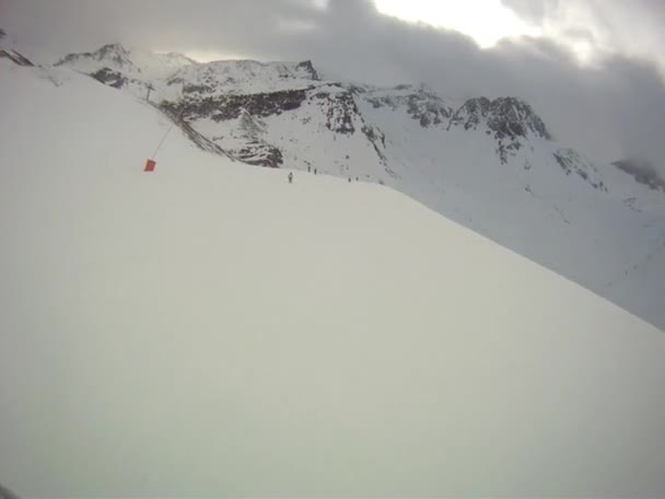 Skifahrer fährt mit Kamera am Helm bergab — Stockvideo