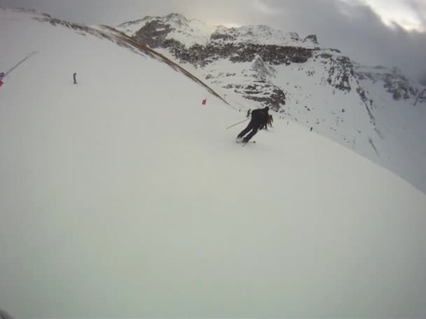 Skifahrer fährt mit Kamera am Helm bergab — Stockvideo