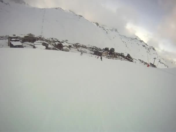 Skiër bergafwaarts met de camera op zijn helm — Stockvideo