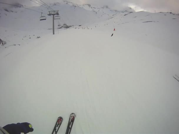 Skifahrer fährt mit Kamera am Helm bergab — Stockvideo