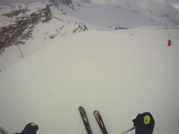 Skiër bergafwaarts met de camera op zijn helm — Stockvideo