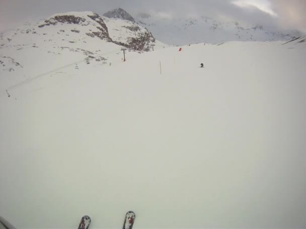 Skiër bergafwaarts met de camera op zijn helm — Stockvideo