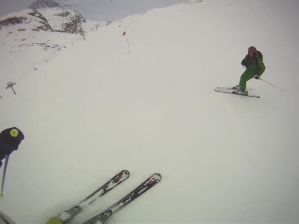 Esquiador va cuesta abajo con la cámara en su casco — Vídeos de Stock
