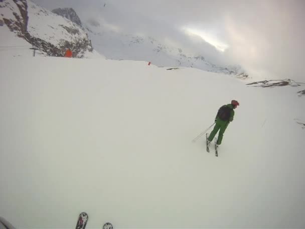 Esquiador va cuesta abajo con la cámara en su casco — Vídeos de Stock