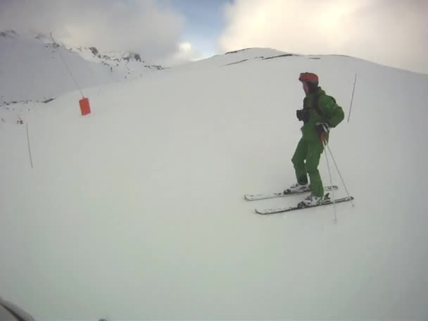 Ski, man går neråt på vintern — Stockvideo