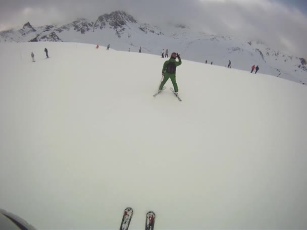 Esqui descendo com câmera em seu capacete — Vídeo de Stock