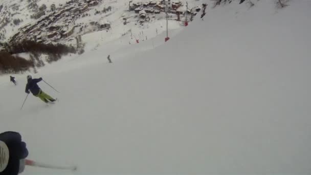 Lyžař jede z kopce s kamerou na helmě — Stock video