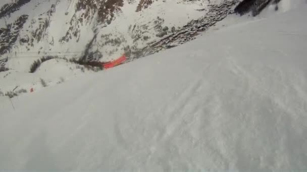 Skieur descendant avec caméra sur son casque — Video