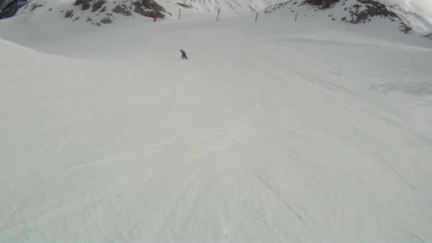 Skifahrer fährt mit Kamera am Helm bergab — Stockvideo