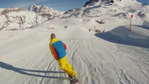 在他的头盔上滑雪板后跟照相机的滑雪者 — 图库视频影像
