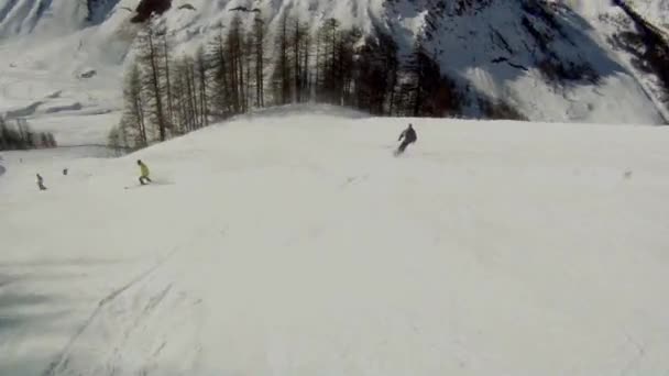 Skier going downhill  with camera on his helmet — Stock Video