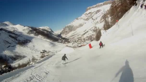 Лыжник спускается вниз с камерой на шлеме — стоковое видео