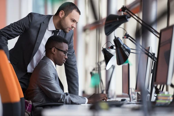 Geschäftsleute im Büro — Stockfoto