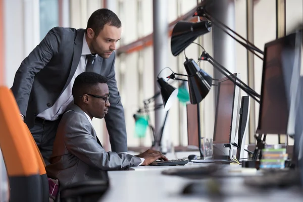 Geschäftsleute im Büro — Stockfoto