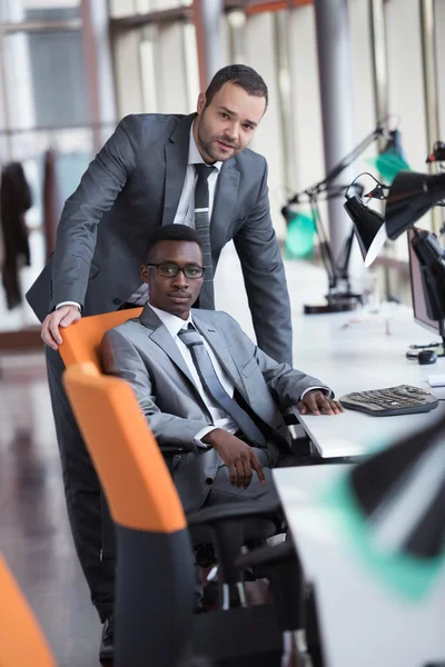 Gruppo di uomini d'affari in ufficio — Foto Stock