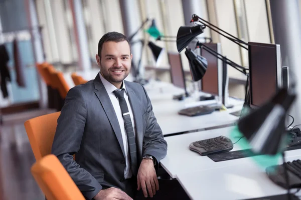 Hombre de negocios en la oficina — Foto de Stock