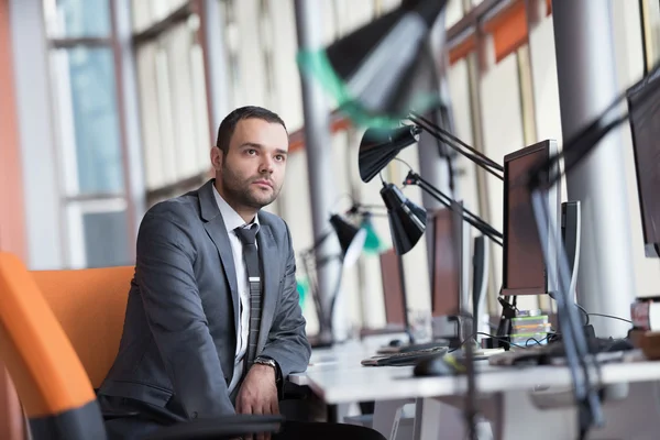 Geschäftsmann im Amt — Stockfoto