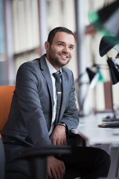 Geschäftsmann im Amt — Stockfoto