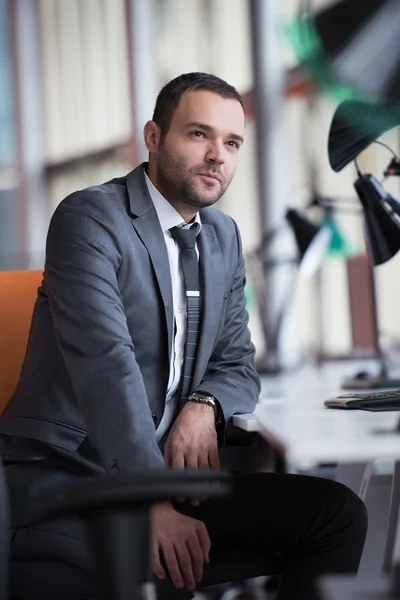 Hombre de negocios en la oficina — Foto de Stock