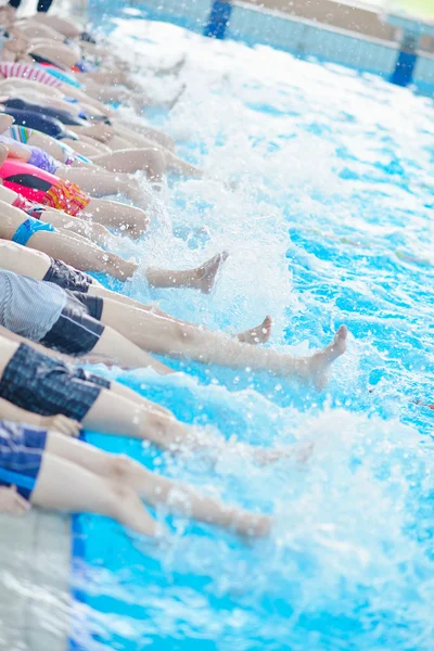 Grupo de crianças na piscina — Fotografia de Stock